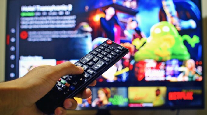 Stop al volume più alto nelle pubblicità: obblighiamo le reti televisive a mantenerlo costante